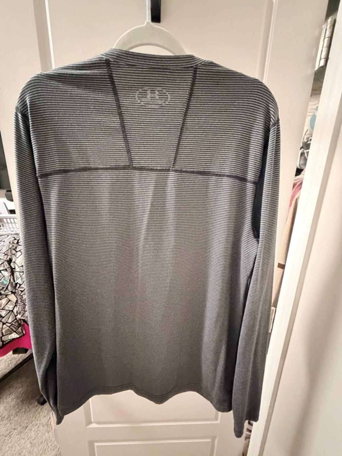 Under Armour Men’s Long Sleeve V-Neck Striped Performance Tee - Gray