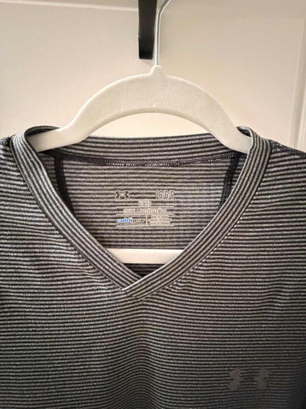 Under Armour Men’s Long Sleeve V-Neck Striped Performance Tee - Gray